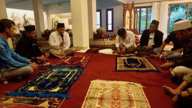 Umat Muslim Indonesia jelang berbuka puasa di Athena Yunani.