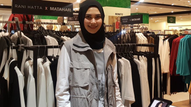 Rani Hatta dengan gaya sporty kasual