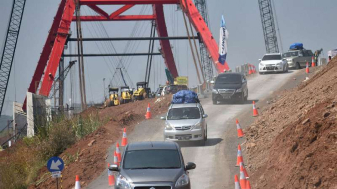Sejumlah kendaraan bermotor pemudik mengantre untuk keluar dari ruas Tol Batang.