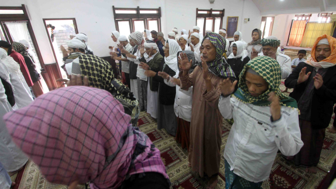 Jemaah Tarekat Naqsabandiyah Al Kholidiyah Jalaliyah berlebaran lebih awal