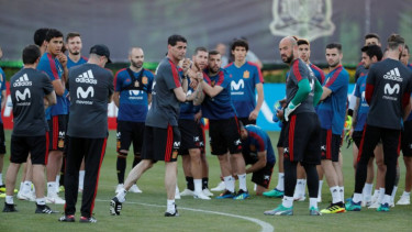 Pelatih Timnas Spanyol, Fernando Hierro (tengah) dan Tim Matador.