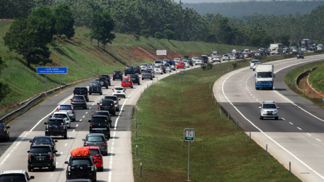 Pengendara memperlambat laju kendaraannya saat melintasi ruas jalan Suasana di Tol Cipali-Palimanan (Cipali), di Purwakarta, Jawa Barat, pada Rabu siang (13/6/2018). 