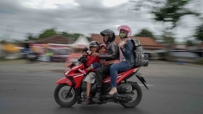 Pemudik menggunakan sepeda motor melintasi jalur selatan Jawa Tengah