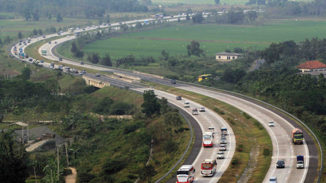 Kendaraan pemudik melintasi jalan tol Cipali, Cirebon, Jawa Barat