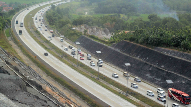 Kendaraan pemudik melintasi jalan tol Cipali, Cirebon, Jawa Barat