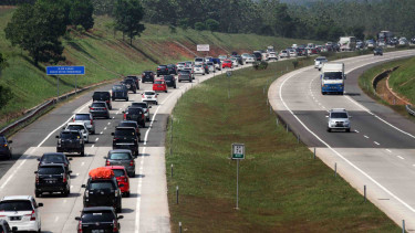 Kendaraan melintasi ruas jalan Tol Cipali-Palimanan (Cipali), di Purwakarta