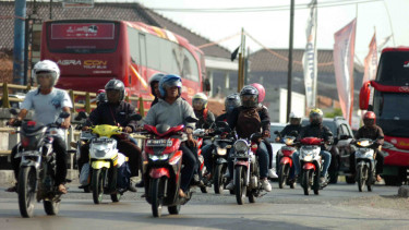 Pemudik sepeda motor melintas di jalur Pantura, Tegal, Jawa Tengah