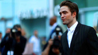 Kepergok Ciuman, Inikah Kekasih Baru Robert Pattinson?