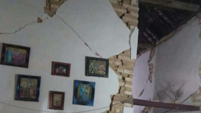 Rumah warga Sumenep, Jawa Timur, rusak parah diterjang gempa.