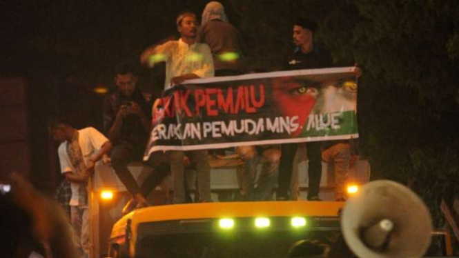 Warga Lhoksumawe mendoakan rakyat Palestina saat takbiran.