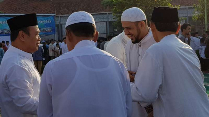 Terpidana kasus korupsi Wisma Atlet SEA Games tahun 2011, Muhammad Nazaruddin, (kedua dari kanan) usai salat Idul Fitri di Lapas Sukamiskin di Bandung, Jawa Barat, pada Jumat pagi, 15 Juni 2018.
