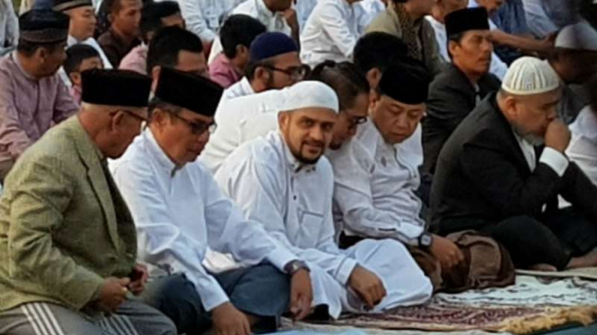 M Nazaruddin (tengah) salat Ied di LP Sukamiskin