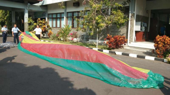 Aparat TNI pada Pangkalan Udara Adisutjipto menyita dua balon udara tak berkendali yang jatuh di wilayah Piyungan, Kabupaten Bantul, Daerah Istimewa Yogyakarta, pada Sabtu, 16 Juni 2018.