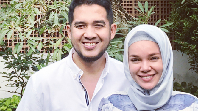 Dewi Sandra dan suami.