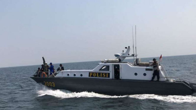 Pol Air mencari buaya yang muncul di Pondok Dayung, Tanjung Priok.