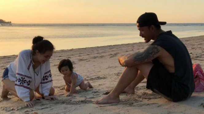 Rio Dewanto, dan Atiqah Hasiholan, bersama anak mereka Salma.