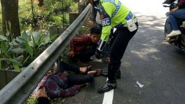 Polisi memeriksa dua pemuda yang terkapar di Jalan Raya Puncak.