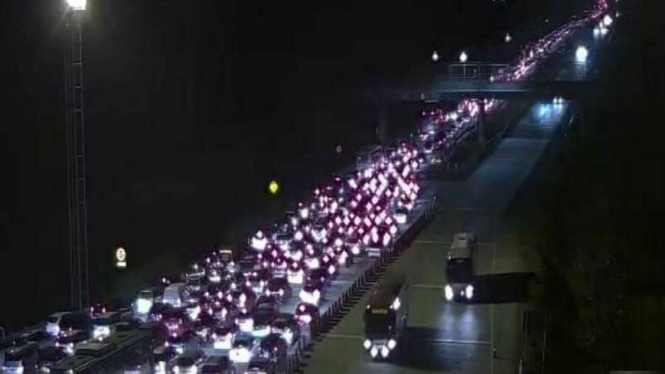 Antrean panjang di Tol Cipali saat Tol Cikampek one way.