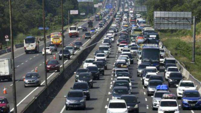 Ilustrasi Contraflow di Tol Cikampek.