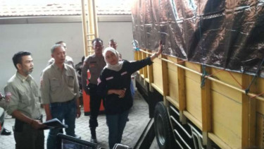 Komisioner KPU Jatim dan KPU Sumenep mengecek logistik Pilgub Jatim yang batal dikirim ke Masalembu di kantor KPU Jatim, Surabaya, pada Selasa, 19 Juni 2018.