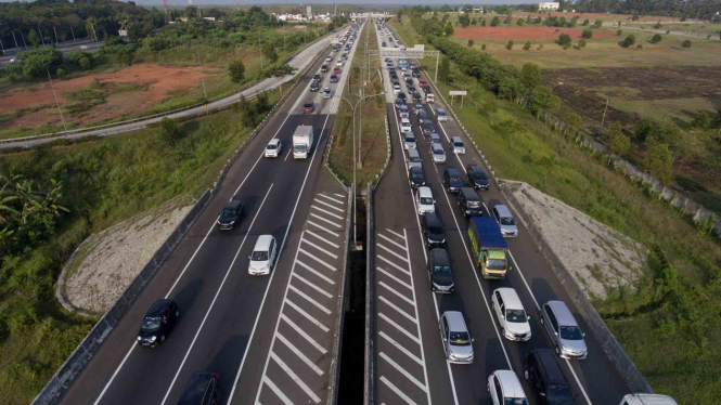 Penerapan Satu Arah di Tol Jakarta-CIkampek, Selasa 19 Juni 2018.