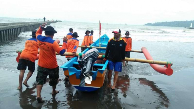 Pencarian wisatawan tersapu ombak di Pantai Teluk Penyu Cilacap