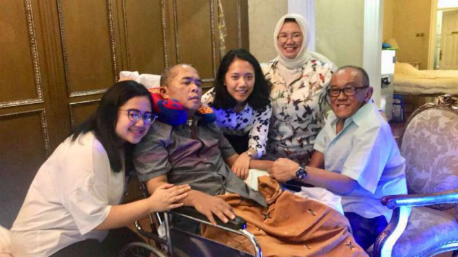 Ketua Dewan Pembina Partai Golkar Aburizal Bakrie menjenguk Ade Komaruddin