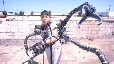 Setelan Dr. Octopus, musuh Spiderman buatan seorang remaja tajir.