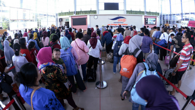 Pemudik membeli tiket kapal Ro-Ro di loket pelabuhan penyeberangan Bakauheni, Lampung Selatan, Lampung, Selasa (19/6/2018). Pada H+4 tercatat sudah 21.030 penumpang pejalan kaki yang menyeberang menuju pelabuhan Merak Banten.