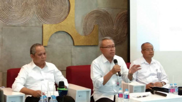 Direktur Jenderal Bina Marga, Arie Setiadi Moerwanto (tengah) di konfrensi pers.