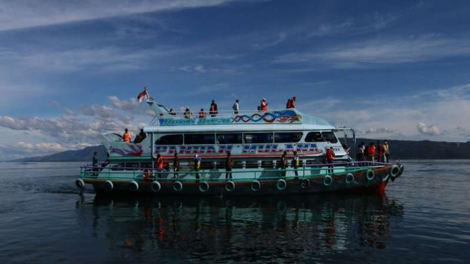 Kapal motor yang beroperasi di perairan Danau Toba