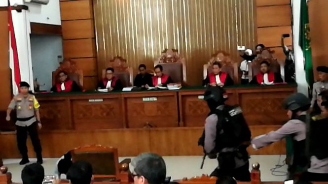 Aman Abdurrahman bersujud usai vonis.