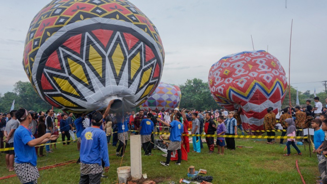Warga melepaskan balon udara saat mengikuti Java Balloon Festival di Pekalongan