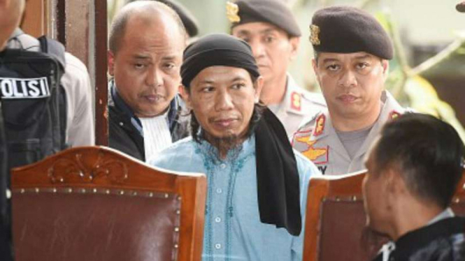Terdakwa kasus terorisme Aman Abdurrahman (tengah)