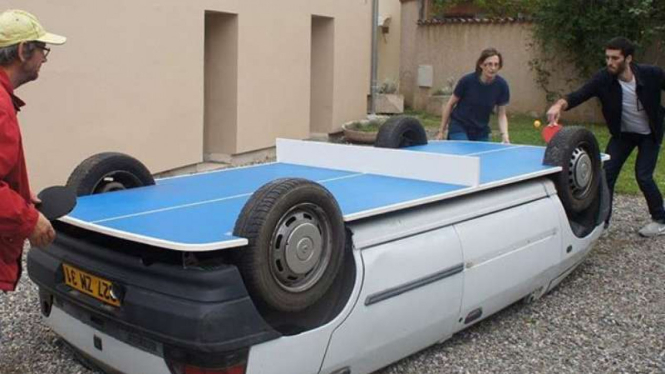 Meja tenis dari mobil karya seniman Perancis Benedetto Bufalino.
