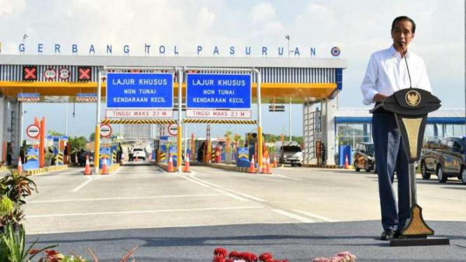 Presiden Jokowi saat meresmikan Tol Gempol-Pasuruan.