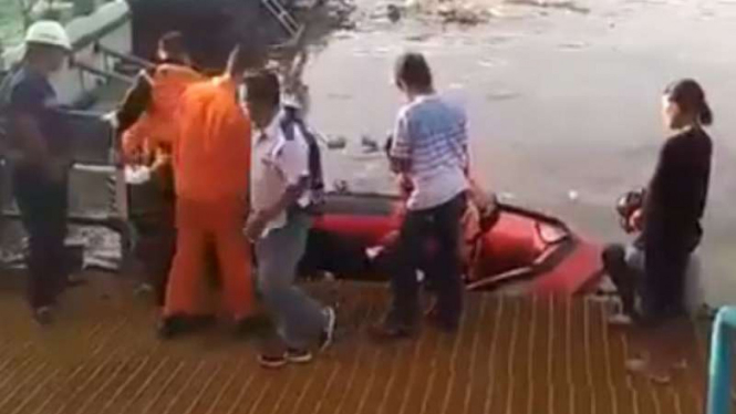 Tim SAR evakuasi jenazah Sukmawati di Sungai Mahakam.