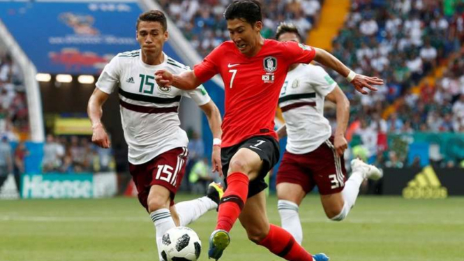 Pemain Korea Selatan, Son Heung-Min dan Pemain Meksiko, Hector Moreno