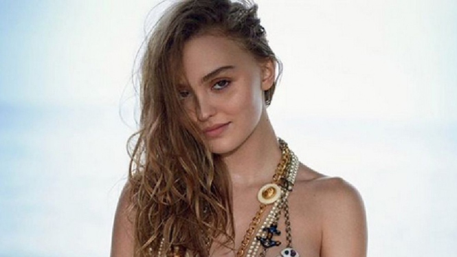 Lily-Rose Depp tampil topless di Vogue Rusia