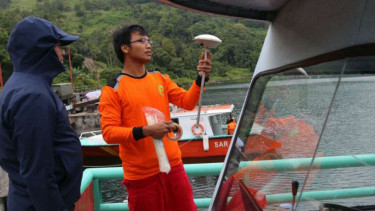 Tim SAR gabungan memasang antena GPS pendukung alat 