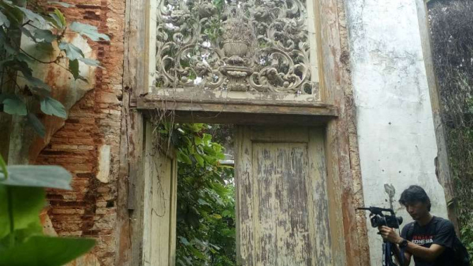 Terjadi aksi pencurian ornamen di rumah tua cimanggis. 
