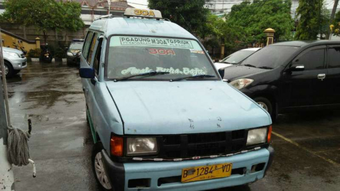 Mikrolet 30 A yang dibawa Erlangga menodong Asih.