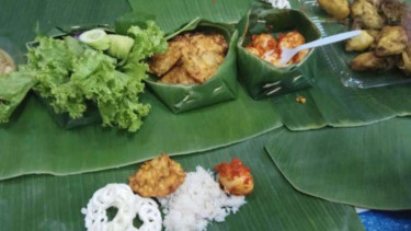 Makan pakai daun pisang