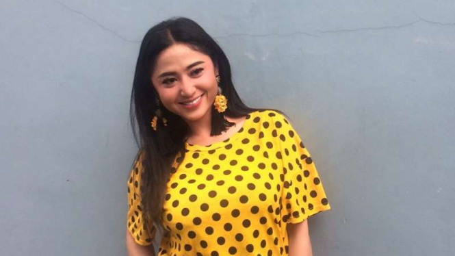 Dewi Perssik.