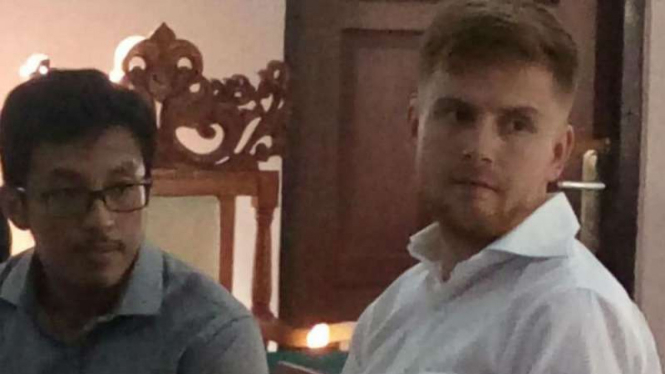 Bule Rusia, Artem Smirnov, diadili di Bali.