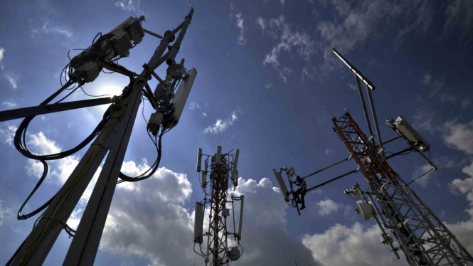 Pengecekan salah satu perangkat Base Transceiver Station (BTS) milik operator seluler.