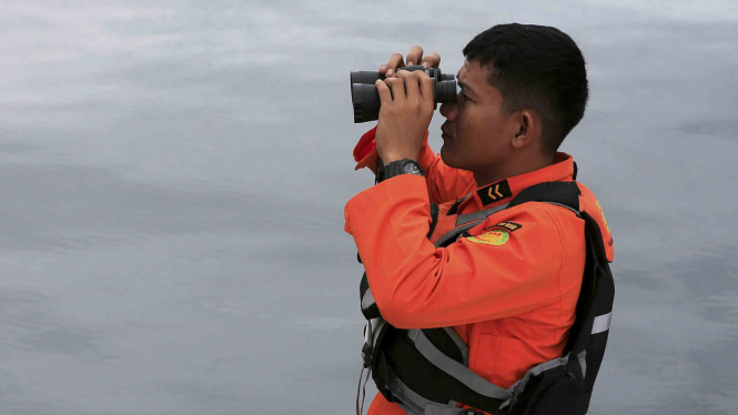 Seorang personel SAR melakukan pencarian kecelakaan kapal beberapa waktu lalu (Ilustrasi).
