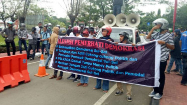 Massa mahasiswa dari Aliansi Pemerhati Demokrasi.