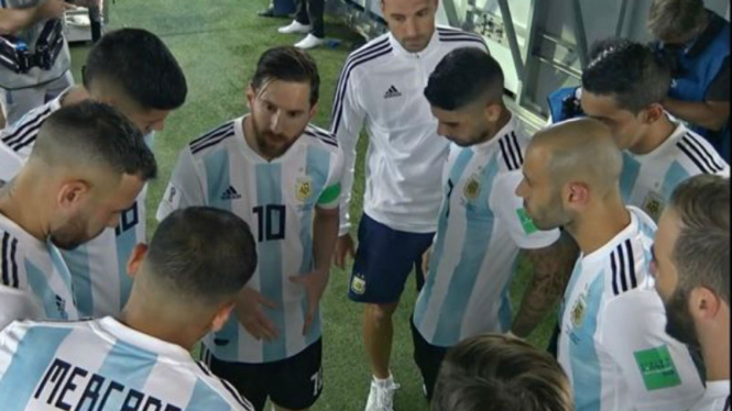 Lionel Messi saat gelar team talk di lorong Stadion St Petersburg