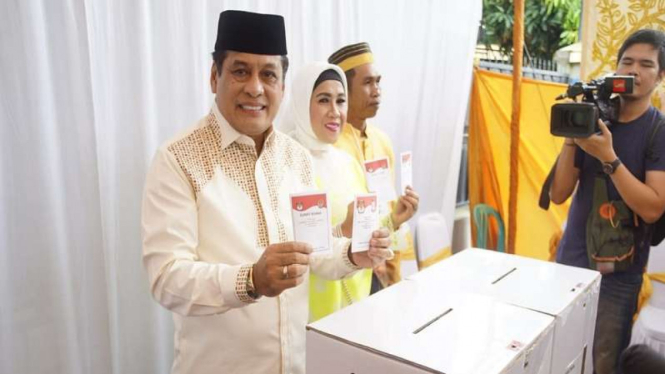 Cagub Sulawesi Selatan Nurdin Halid mencoblos bersama istri di TPS 01 Makassar